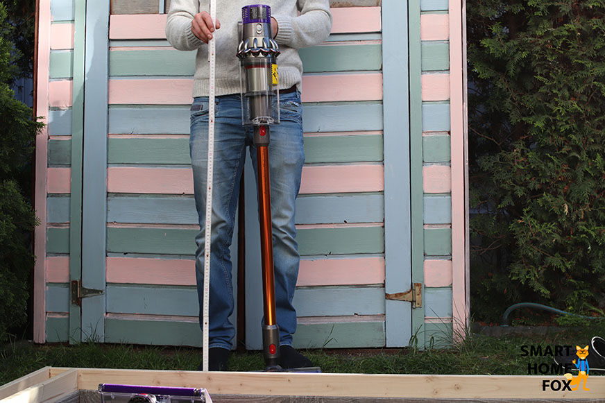 Höhe des Dyson V10 verglichen mit einer Person